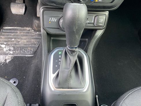 Used 2023 Jeep Renegade Latitude AWD/4WD image 12