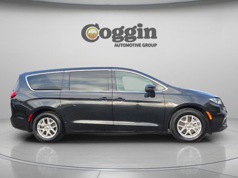 Used 2023 Chrysler Pacifica Touring-L image 6
