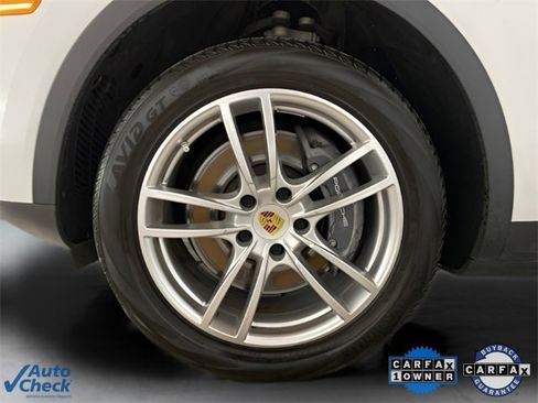 Used 2022 Porsche Cayenne w/ Premium Package image 23