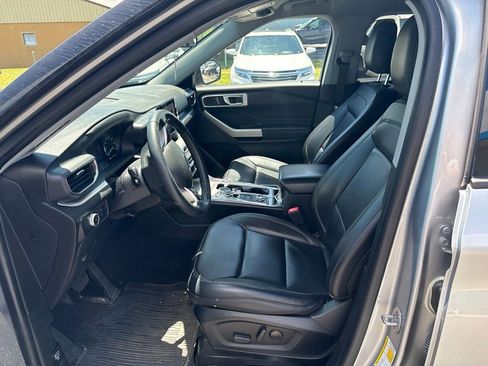 Used 2022 Ford Explorer XLT w/ Equipment Group 202A AWD/4WD image 11