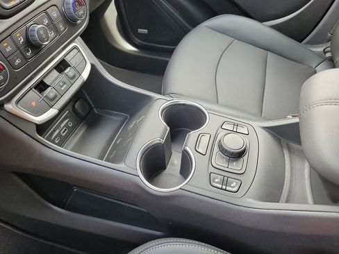 New 2024 GMC Terrain SLT w/ Infotainment Package II AWD/4WD image 25