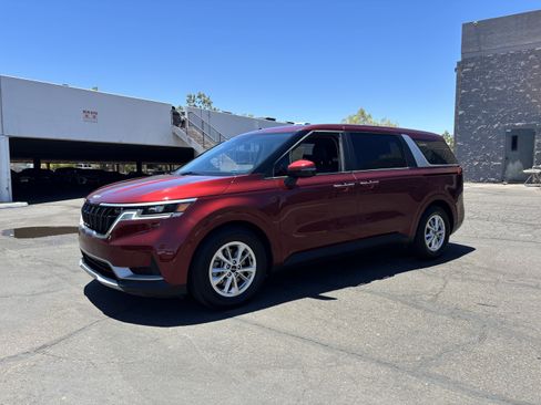 Certified 2024 Kia Carnival LX FWD image 6