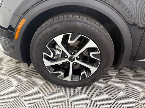 Used 2025 Kia Sportage EX image 12