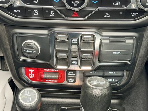 Used 2023 Jeep Wrangler Unlimited Rubicon AWD/4WD image 11