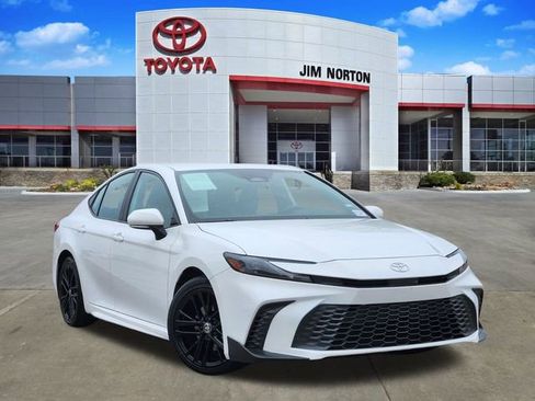 Used 2025 Toyota Camry SE image 1