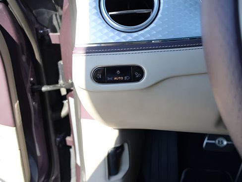 Used 2023 Bentley Flying Spur Azure image 40