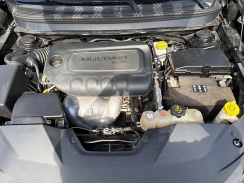 Used 2019 Jeep Cherokee Latitude Plus w/ Cold Weather Group AWD/4WD image 15