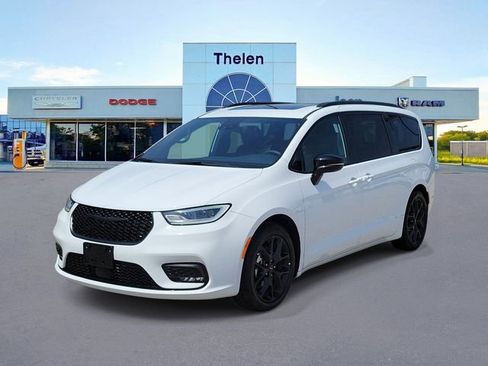 Used 2025 Chrysler Pacifica Limited FWD image 2