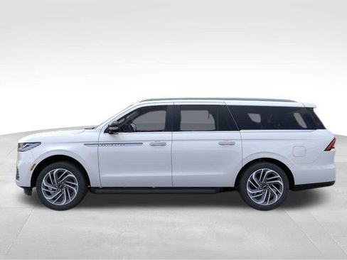 New 2026 Lincoln Navigator L Premier AWD/4WD image 3