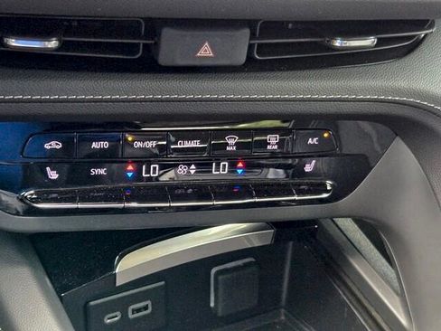 Used 2023 Buick Envision Essence AWD/4WD image 17