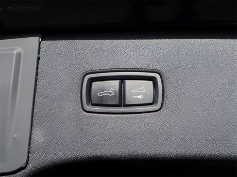 Used 2025 Porsche Cayenne w/ Premium Package image 18