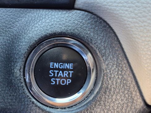 Used 2020 Toyota RAV4 XLE Premium AWD/4WD image 33
