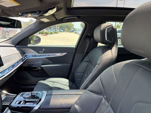 Used 2025 BMW 740i RWD image 8