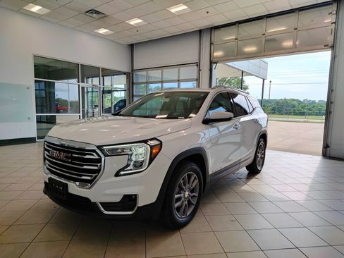 Used 2024 GMC Terrain SLT AWD/4WD image 7