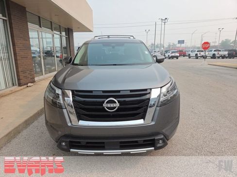 Used 2022 Nissan Pathfinder SL AWD/4WD image 2
