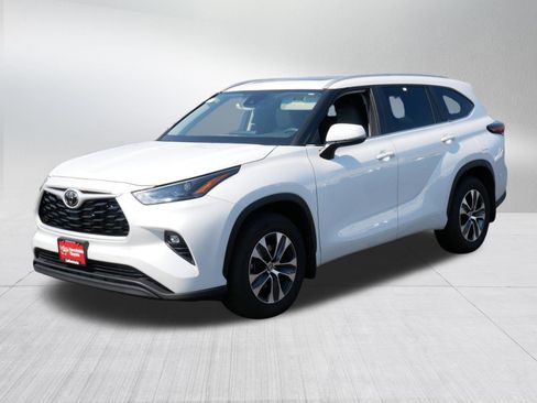 Certified 2026 Toyota Highlander XLE AWD/4WD image 3