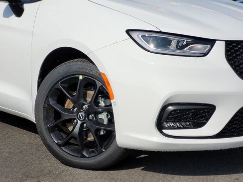New 2026 Chrysler Pacifica Select image 9