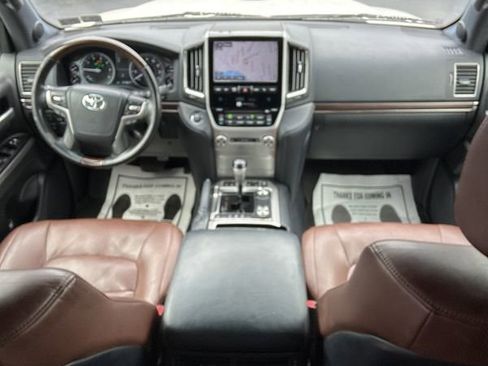 Used 2017 Toyota Land Cruiser image 5