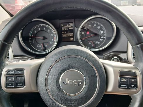 Used 2011 Jeep Grand Cherokee Laredo AWD/4WD image 22