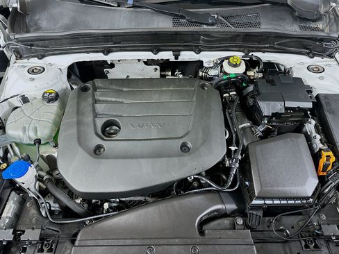 Used 2025 Volvo XC40 B5 Plus AWD/4WD image 34