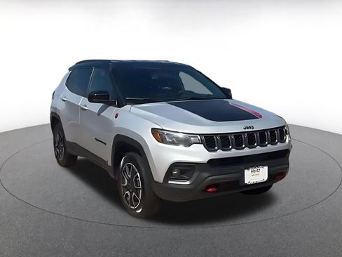 Used 2025 Jeep Compass Trailhawk AWD/4WD image 2