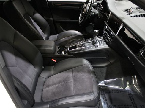 Used 2021 Porsche Macan Base image 31