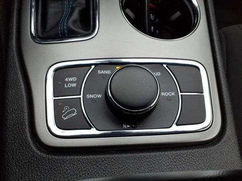 Used 2018 Jeep Grand Cherokee Laredo image 24