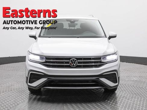 Used 2023 Volkswagen Tiguan SE image 2