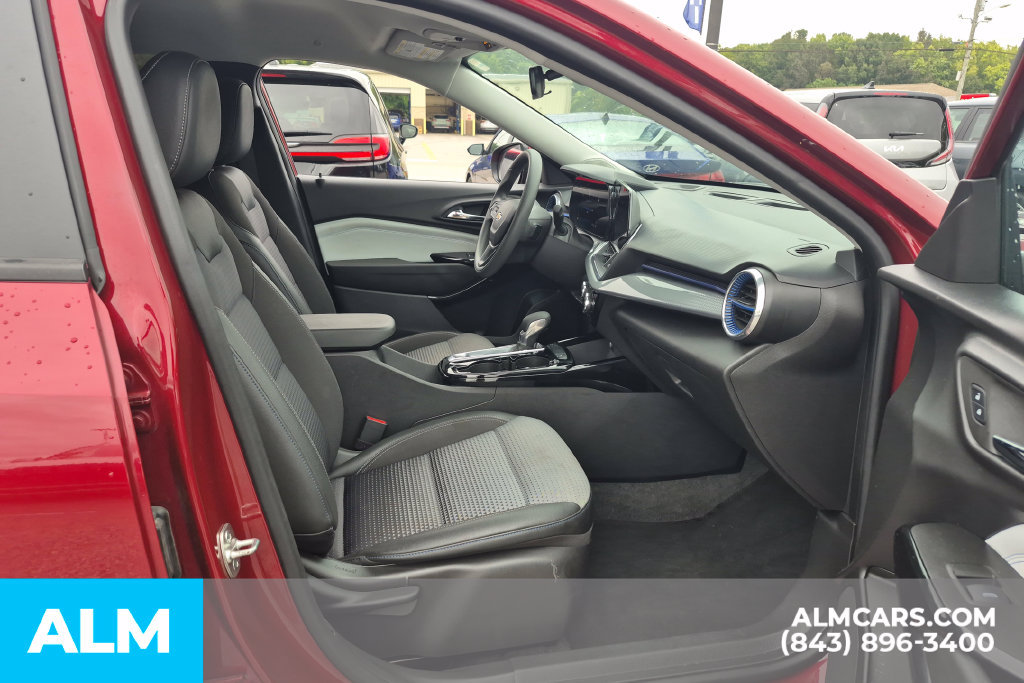 Used 2025 Chevrolet Trax LT FWD image 21