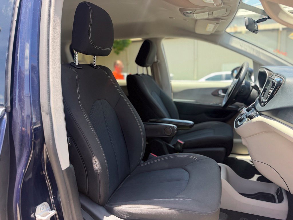 Used 2020 Chrysler Voyager LX FWD image 9