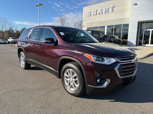 Used 2018 Chevrolet Traverse LT image 2
