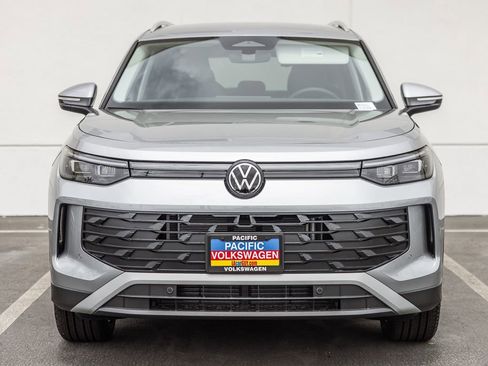 New 2026 Volkswagen Tiguan SE FWD image 2