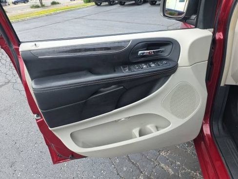 Used 2012 Chrysler Town & Country Touring-L w/ Entertainment Group #2 FWD image 12