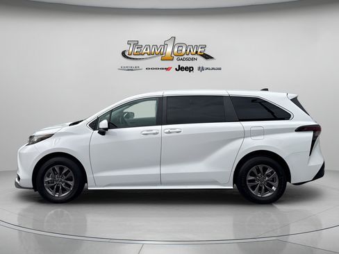 Used 2023 Toyota Sienna LE FWD image 5