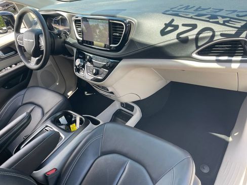 Used 2024 Chrysler Pacifica Limited FWD image 32