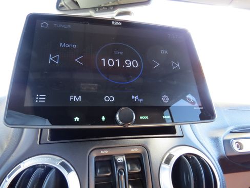 Used 2015 Jeep Wrangler Unlimited Rubicon w/ Connectivity Group image 22