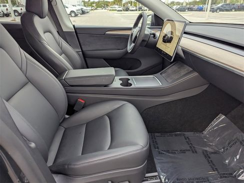 Used 2025 Tesla Model Y Long Range image 10
