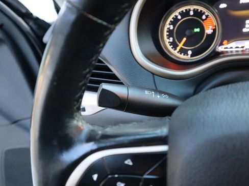 Used 2018 Jeep Cherokee Limited image 32