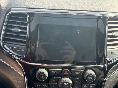 Used 2021 Jeep Grand Cherokee Limited image 24