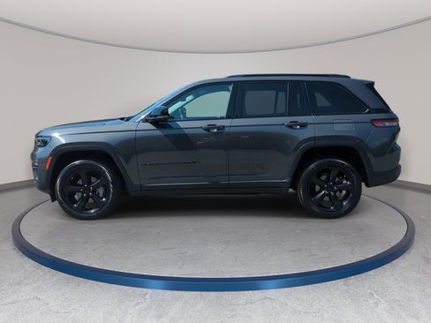 Used 2023 Jeep Grand Cherokee Limited w/ Black Appearance Package AWD/4WD image 8