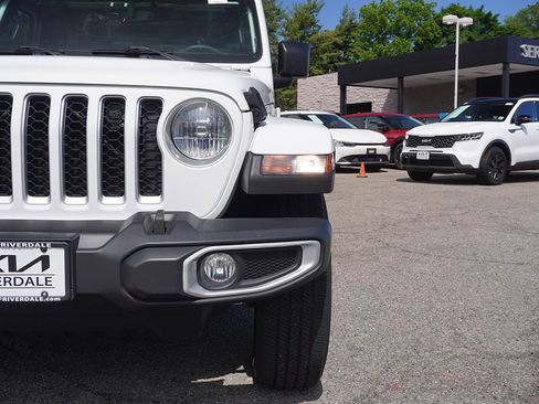Used 2023 Jeep Gladiator Overland AWD/4WD image 11