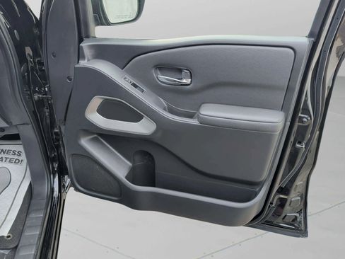 Used 2022 Nissan Frontier SV w/ Technology Package image 17