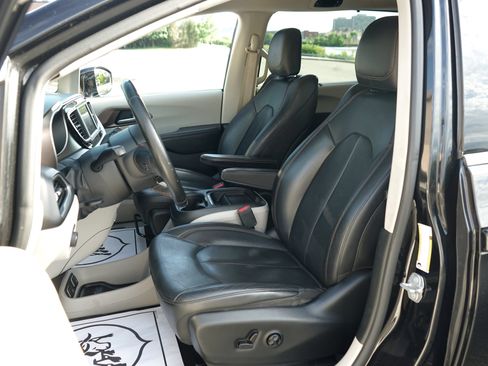 Used 2018 Chrysler Pacifica Touring-L FWD image 13