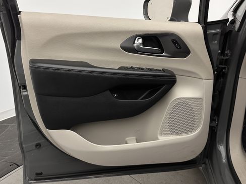 Used 2022 Chrysler Pacifica Touring-L w/ Uconnect Theater Family Group image 10