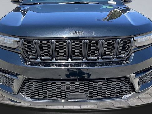 Used 2024 Jeep Grand Cherokee Altitude AWD/4WD image 29