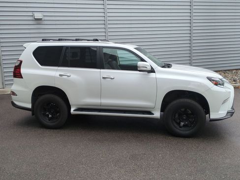 Used 2021 Lexus GX 460 Premium w/ Accessory Package image 2