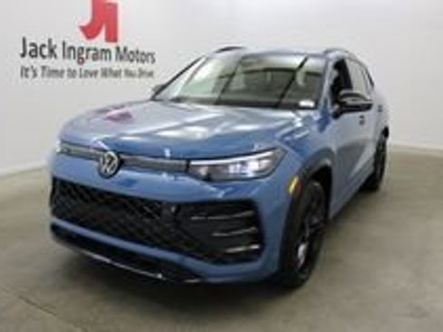New 2026 Volkswagen Tiguan SE R-Line FWD image 2