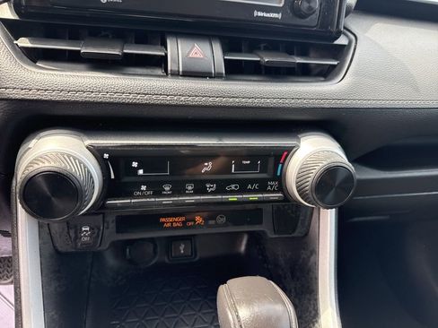 Used 2020 Toyota RAV4 LE FWD image 9