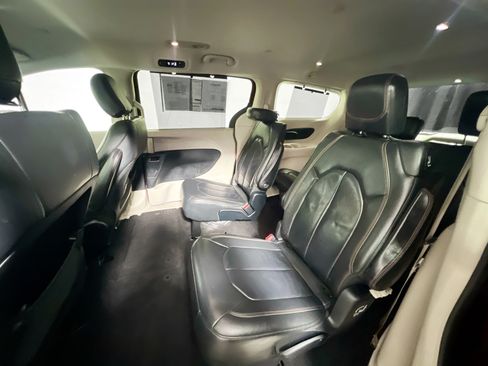 Used 2017 Chrysler Pacifica Touring-L FWD image 29