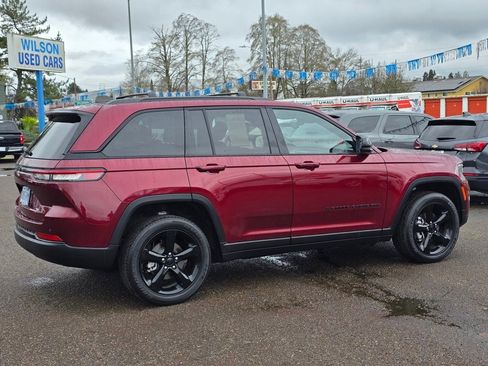 Used 2023 Jeep Grand Cherokee Altitude image 32